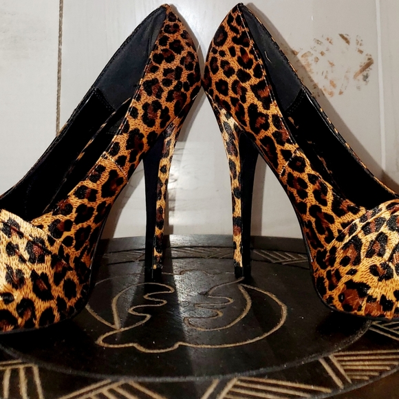 Shoes - Picture 3 of 8